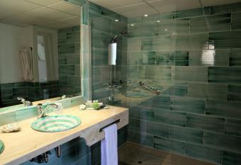 Finca Hotel Can Canals & Spa has rooms with a private hot tub