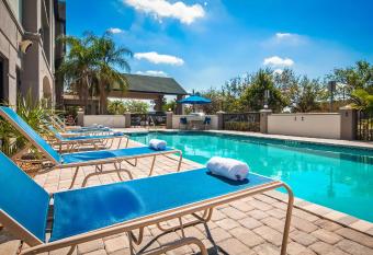 Best Western Airport Inn Fort Myers has rooms with a private hot tub