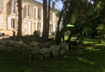 Chambre La Garenne allows 18 year olds to book a room