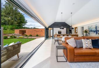 The Barn : Luxury Indoor/Outdoor Countryside Bliss has Balcony rooms