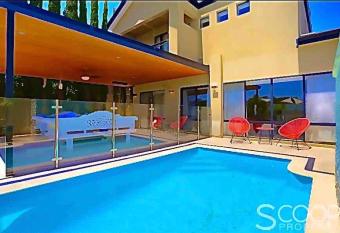 LUXURY VILLA W POOL & SPAS has Balcony rooms