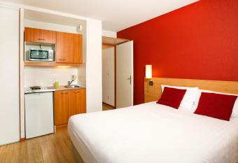 S  jours & Affaires Gen  ve Saint Genis allows 18 year olds to book a room