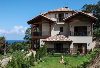 Hotel Rural Playa de Aguilar has rooms with a private hot tub