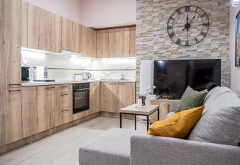 Old Town Vistula Premium Apartments has rooms with a private hot tub