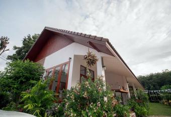CoZyHouseChiangrai has Balcony rooms