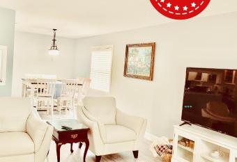 Naples Beachhouse - Minutes to the Beach & Mercato & Shopping and Dining has Balcony rooms