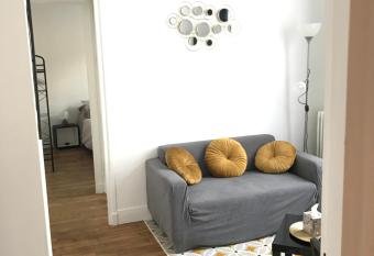 Tr  s bel appartement de style ancien avec sa terrasse en bois en coeur de ville has Balcony rooms