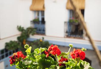 CASA SIRFANTAS allows 18 year olds to book a room