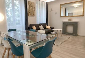 Deluxe Design - City Center Cosy Apartments has Balcony rooms