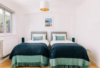 Devon Digs - Exeter- Contractors-Keyworkers- Business- Holidays Weekends breaks Sleeps 8 allows 18 year olds to book a room