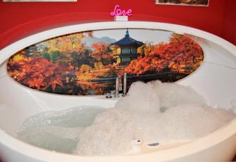 Apartamentos DELUXE Con Jacuzzi o Chimenea LOVE FOR TWO has rooms with a private hot tub