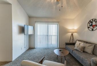 Newly Renovated Midland Flat + Pool allows 18 year olds to book a room