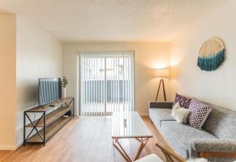 Cozy Midland Flat + Pool allows 18 year olds to book a room