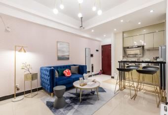 Guangzhou Tianhe  West Sports Road   allows 18 year olds to book a room