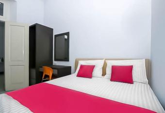 RedDoorz Near Stasiun Lawang allows 18 year olds to book a room