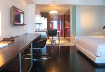 Palms Place Hotel and Spa has rooms with a private hot tub