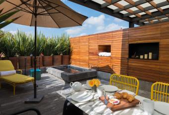 Dos Casas Hotel & Spa has rooms with a private hot tub