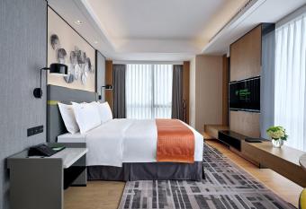 Holiday Inn Guangzhou South Lake, an IHG Hotel has rooms with a private hot tub