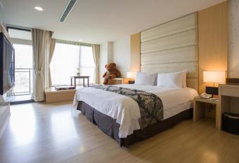 Tai-Yi Red Maple Resort has rooms with a private hot tub