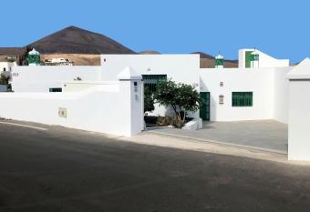 LOS ABUELOS has Balcony rooms