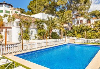 Villa Bellver has Balcony rooms