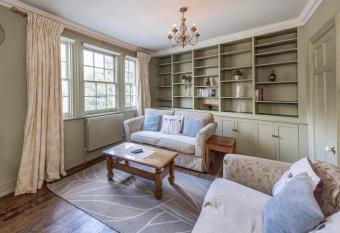 Ivory House - Stunning Central Townhouse allows 18 year olds to book a room