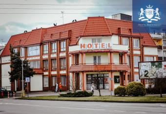 HOTEL RADOMSKO allows 18 year olds to book a room