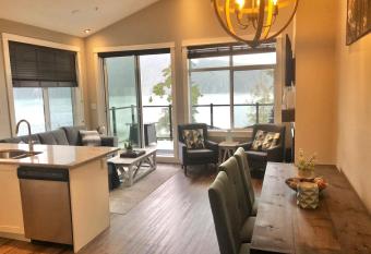 Sandy Feet Retreat Port Renfrew- Oceanfront 2BR modern cottage has Balcony rooms