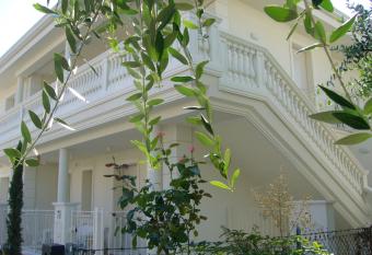 Casa Via Meucci allows 18 year olds to book a room