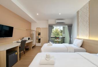 Riski Residence Ngamwongwan has Balcony rooms