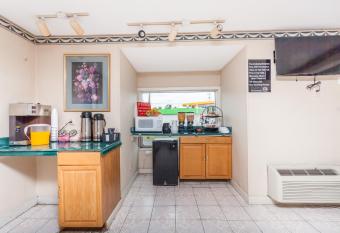 Knights Inn Hurricane Mills has Smoking rooms