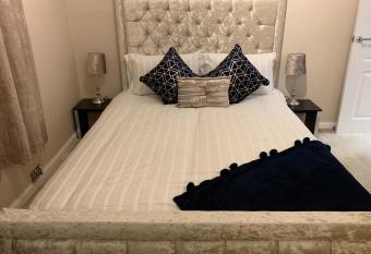 Dunfermline GF flat, 5 min walk to Train St. and High St. allows 18 year olds to book a room