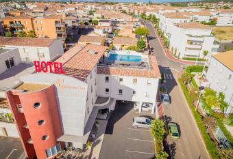 Hotel Grand Cap Rooftop Pool allows 18 year olds to book a room