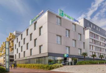 Holiday Inn Express Saint-Nazaire, an IHG Hotel allows 18 year olds to book a room