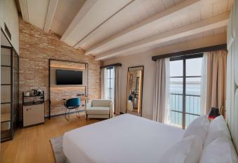NH Collection Murano Villa has Balcony rooms
