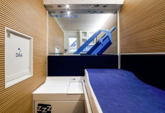 Resting Pods - ZzzleepandGo VCE Venice Airport allows 18 year olds to book a room