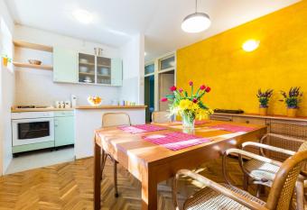 Lavender apt. w. balcony in old town has Balcony rooms