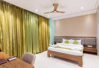 Hotel Seven Oaks has rooms with a private hot tub