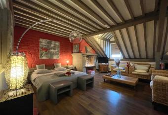 Au coeur de Sainte Catherine allows 18 year olds to book a room