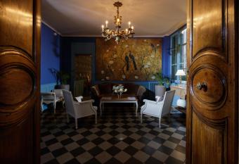 H  tel De L Amphith    tre allows 18 year olds to book a room