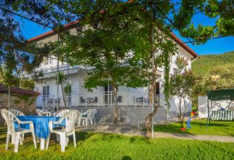 Studios Avra has Smoking rooms