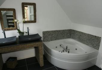 Hotel restaurant L Aunette Cottage has rooms with a private hot tub