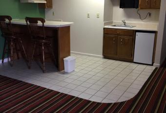 Royal Inn has rooms with a private hot tub