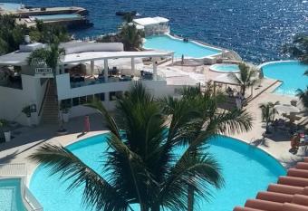 the million view room habitacion en resort solo adultos allows 18 year olds to book a room