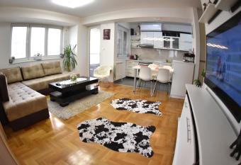 Modern & Cozy has Balcony rooms