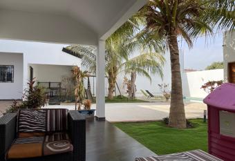 SALY - Villa Kage 6 chambres -Climatisation - Wifi - Eau chaude - Billard - Playstation - Ping pong - Canal Plus has rooms with a private hot tub