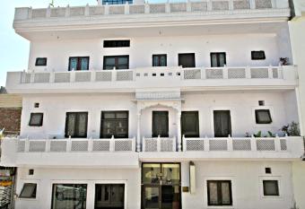 Satkar Hotel has Balcony rooms
