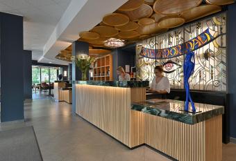 Dali H  tel Perpignan - Restaurant allows 18 year olds to book a room