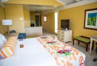 Best Western Plus Yacht Harbor Inn has rooms with a private hot tub