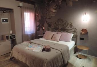 Al Sagraeto allows 18 year olds to book a room